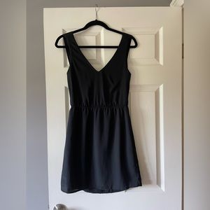 Super cute black v neck dress, v detailing in back too thats slouchy